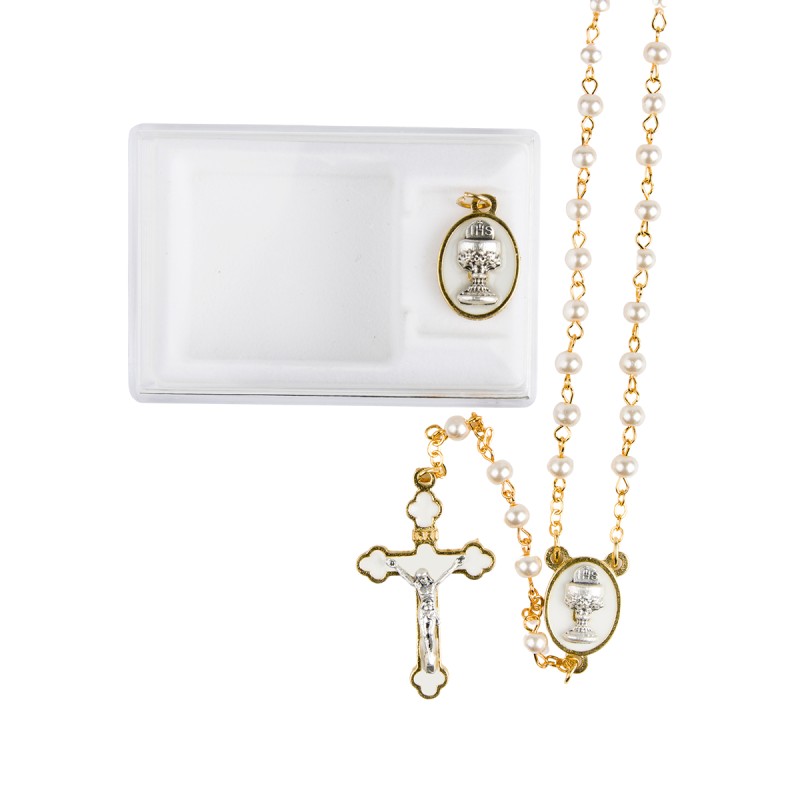 Coffret chapelet de communion sur chaine couleur doree grains Ø 4 mm, longueur au cœur 27 cm, croix emaillee plus medaille.