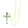 Chapelet sur corde avec fermoir, grains fluorescents 7 mm, croix en métal avec Christ, 29 cm au cœur.