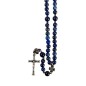 Chapelet sur corde grains en pierre naturelle Ø 7 mm, longueur au cœur 17 cm, croix avec Christ. Livree en boite.