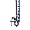 Chapelet sur corde grains en pierre naturelle Ø 7 mm, longueur au cœur 17 cm, croix avec Christ. Livree en boite.