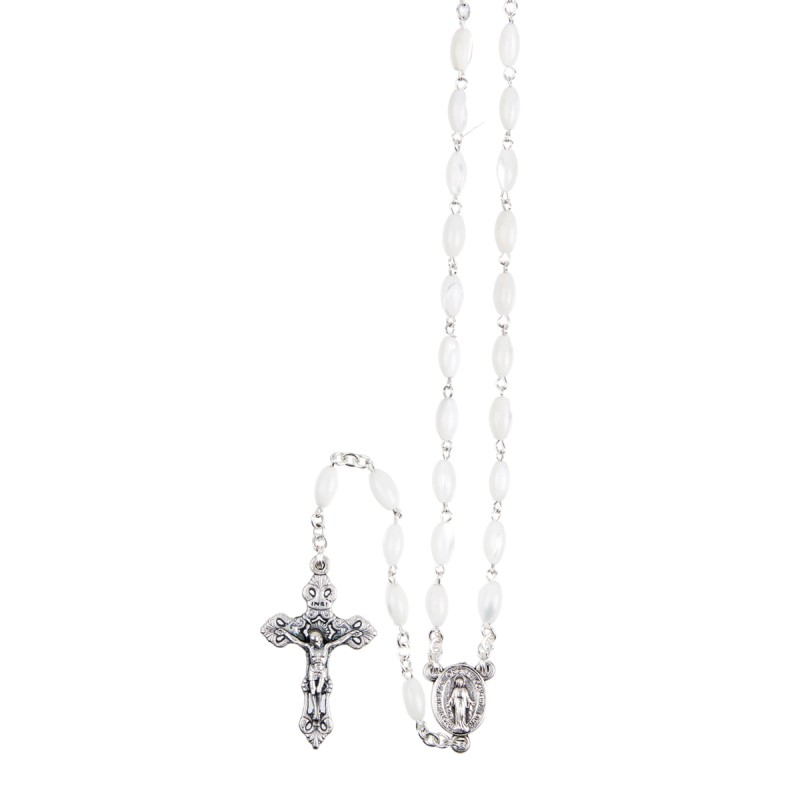 Chapelet grains ovales nacre, Ø 6 mm, chaine couleur argentée, longueur au cœur 30 cm, croix avec Christ. Livré en boite.