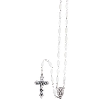 Chapelet grains ovales nacre, Ø 6 mm, chaine couleur argentée, longueur au cœur 30 cm, croix avec Christ. Livré en boite.