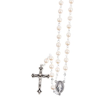 Chapelet grains blancs nacrés, Ø 7 mm, chaine couleur argentée, longueur au cœur 31 cm, croix avec Christ plus boite.