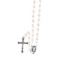 Chapelet grains blancs nacrés, Ø 7 mm, chaine couleur argentée, longueur au cœur 31 cm, croix avec Christ plus boite.