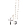 Chapelet grains blancs nacrés, Ø 7 mm, chaine couleur argentée, longueur au cœur 31 cm, croix avec Christ plus boite.