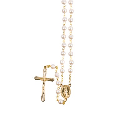 Chapelet grains blancs nacrés, Ø 7 mm, chaine couleur dorée, longueur au cœur 31 cm, croix avec Christ plus boite.