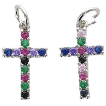 Croix de cou en metal couleur argentee avec zirconium multicolore sertie H. 1,5 cm.