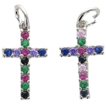 Croix de cou en metal couleur argentee avec zirconium multicolore sertie H. 1,5 cm.