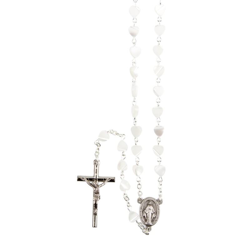 Chapelet grains forme coeur nacre, Ø 7 mm, chaine couleur argentée, longueur au cœur 32 cm, croix avec Christ. Livrée en boite.
