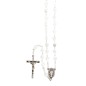 Chapelet grains forme coeur nacre, Ø 7 mm, chaine couleur argentée, longueur au cœur 32 cm, croix avec Christ. Livrée en boite.