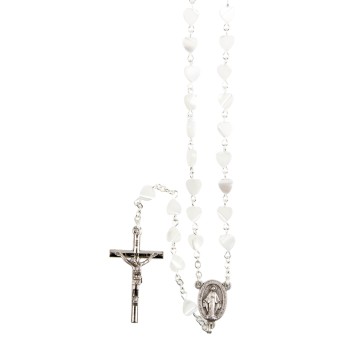 Chapelet grains forme coeur nacre, Ø 7 mm, chaine couleur argentée, longueur au cœur 32 cm, croix avec Christ. Livrée en boite.