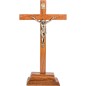 Crucifix bois marron vernis avec Christ métal bronzé sur socle