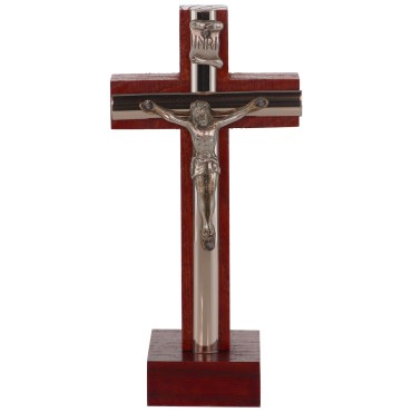 Crucifix bois clair ou fonce sur socle avec Christ et croix en metal couleur argentee, hauteur de 10,5 cm.
