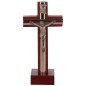 Crucifix bois clair ou fonce sur socle avec Christ et croix en metal couleur argentee, hauteur de 10,5 cm.