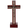 Crucifix bois clair ou fonce sur socle avec Christ et croix en metal couleur argentee, hauteur de 10,5 cm.