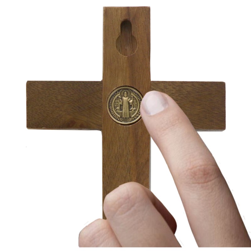 Crucifix de Saint Benoit a poser ou a suspendre en bois avec Christ en dore antique. Existe en plusieurs tailles.