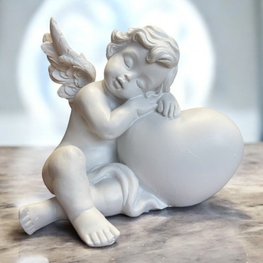 Ange blanc en resine sur coeur. H. 10 cm. LOT DE 2 ASSORTIS.