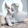 Ange blanc en resine sur coeur. H. 10 cm. LOT DE 2 ASSORTIS.