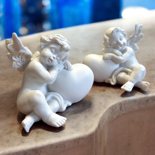 Ange blanc en resine sur coeur. H. 10 cm. LOT DE 2 ASSORTIS.