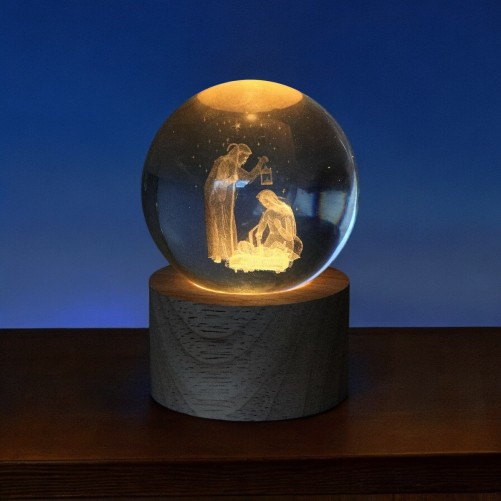 Boule sur socle en bois avec nativite gravee au laser et lumiere LED. Hauteur 9 cm.