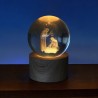 Boule sur socle en bois avec nativite gravee au laser et lumiere LED. Hauteur 9 cm.