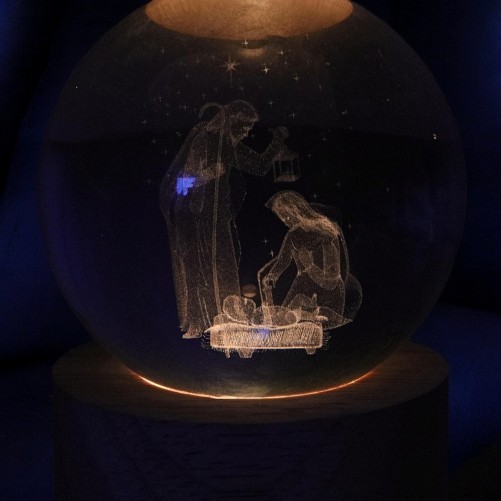 Boule sur socle en bois avec nativite gravee au laser et lumiere LED. Hauteur 9 cm.