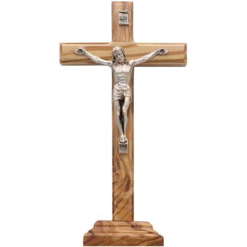 Crucifix en bois d´olivier avec Christ en metal couleur argentee sur socle.