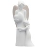 Ange blanc en résine décor cœur avec enfant, H 9 cm. Livre en boite individuelle.
