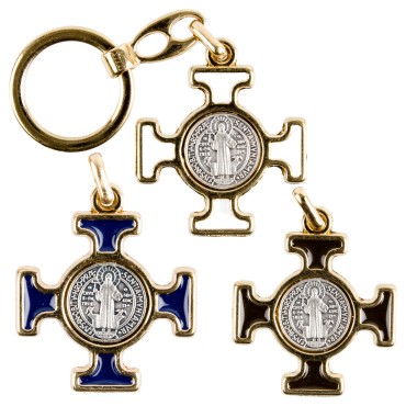 Porte-clés en métal doré, en forme de croix de Saint Benoît émaillée plusieurs couleurs – Hauteur 4 cm