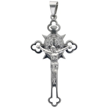 Croix de saint Benoit forme baroque de couleur argentee en acier inoxydable. H 5,60 cm.
