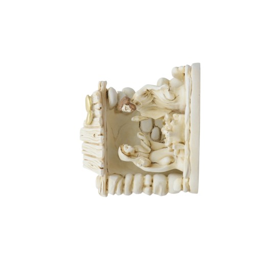 Nativité en résine dans cabane H. 4,8 cm en boite.