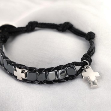 Bracelet dizainier ajustable sur corde de couleur noire avec grains carres en hématite et croix en métal.
