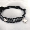 Bracelet dizainier ajustable sur corde de couleur noire avec grains carres en hématite et croix en métal.