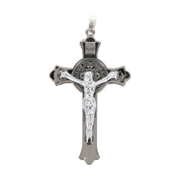Croix de saint Benoit anthracite avec Christ en metal couleur argentee, hauteur 7,5 cm.