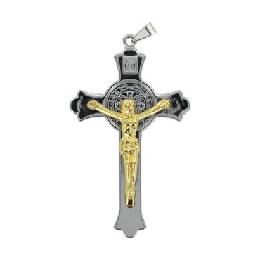 Croix de saint Benoit en metal couleur argentee avec Christ couleur doree, hauteur 7,5 cm.