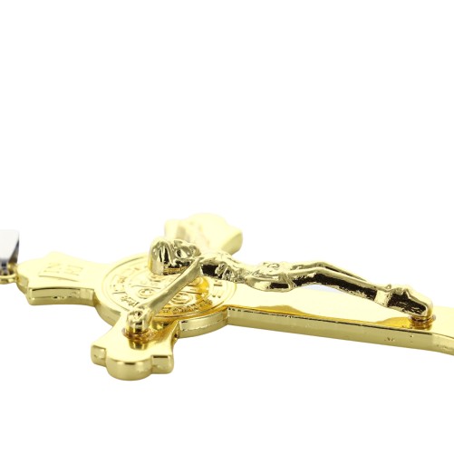 Croix de saint Benoit en metal couleur doree, hauteur 7,5 cm.