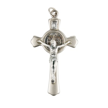 Croix de Saint Benoît couleur argentée – Hauteur 7,8 cm, livrée en boîte