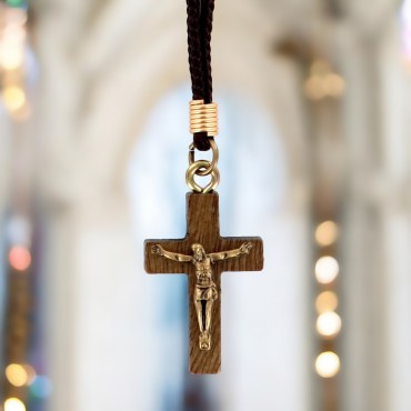 Croix de cou épaisse en bois avec Christ métal H.3 cm, cordon marron.