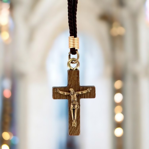 Croix de cou épaisse en bois avec Christ métal H.3 cm, cordon marron.