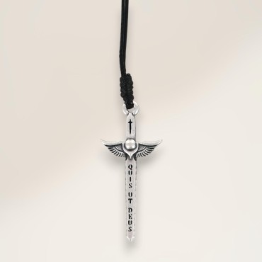 Collier cordon noir, pendentif épée de saint Michel couleur argentée, H 4 cm.
