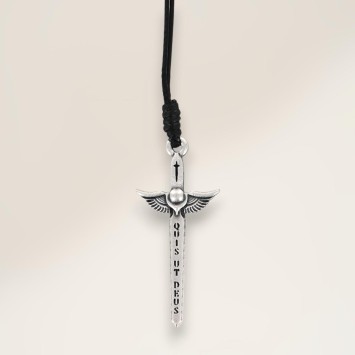 Collier cordon noir, pendentif épée de saint Michel couleur argentée, H 4 cm.