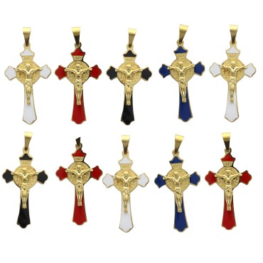Croix de cou de Saint Benoit couleur doree, emaillee, H. 4,5 cm. LOT DE 10 ASSORTIS