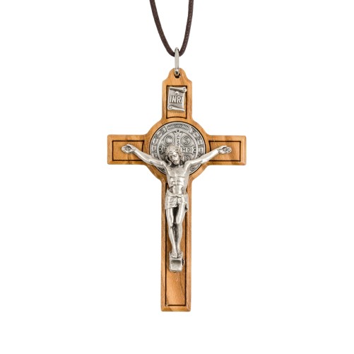 Croix de saint Benoit en bois d'olivier, hauteur 7,5 cm avec cordon 60 cm.