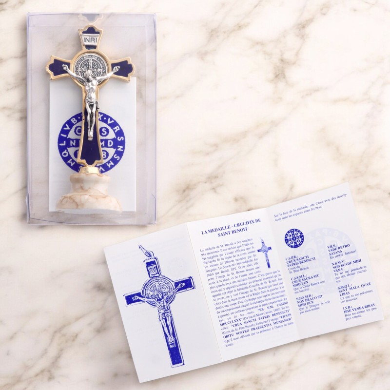 Croix de Saint Benoît en métal doré, émaillée plusieurs couleurs, sur socle en marbre – Hauteur 8,5 cm