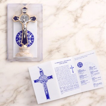 Croix de Saint Benoît en métal doré, émaillée plusieurs couleurs, sur socle en marbre – Hauteur 8,5 cm