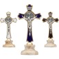 Croix de Saint Benoît en métal doré, émaillée plusieurs couleurs, sur socle en marbre – Hauteur 8,5 cm