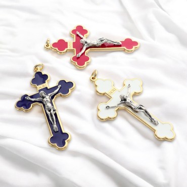 Croix baroque dorée, émaillée plusieurs couleurs – Hauteur 8 cm