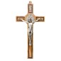 Croix de saint Benoit en bois d´olivier et Christ en metal couleur argentee.