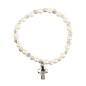 Bracelet sur élastique grains nacres blancs Ø 6 mm, avec croix.