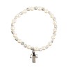 Bracelet sur élastique grains nacres blancs Ø 6 mm, avec croix.